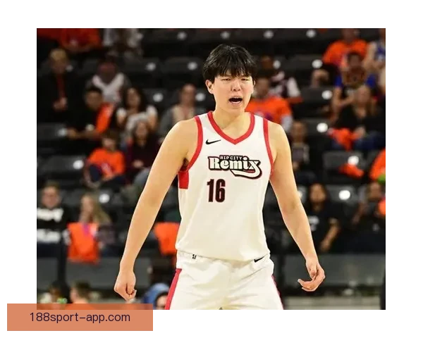 尽显社交牛人本色杨瀚森收官战比赛用球带走赛后亲切握手